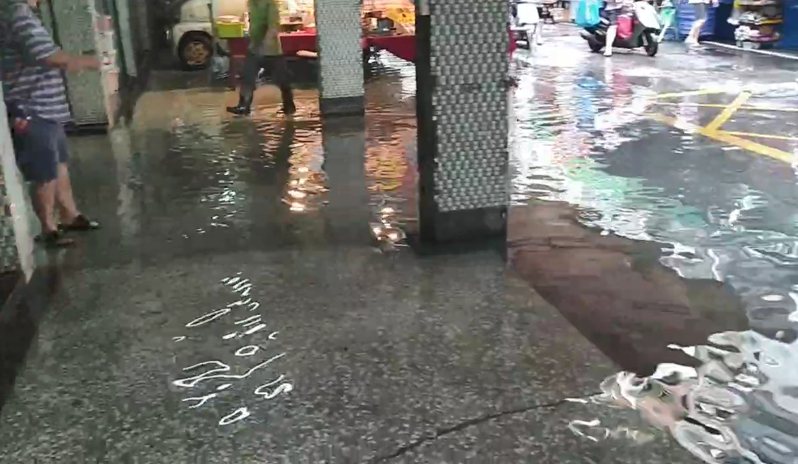 高雄三民區三民菜市場周圍的三民街今天上午因愛河的水溢出，部分區域淹到腳踝，馬路巷弄一片汪洋。圖／取自南部記者聯盟