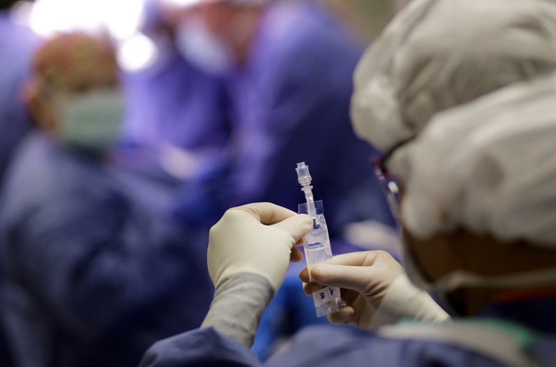 德國一名32歲男子找冒牌醫師做陰莖增大手術，結果不幸喪命。圖為注射示意圖。美聯社