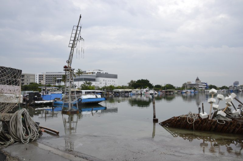 今天是天文大潮最高峰，台南市安平漁港海水溢堤，堤岸遭淹沒。記者鄭惠仁／攝影