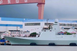 網友在8月26日拍攝到滬東造船廠剛下水的解放軍海軍054B型新型護衛艦。圖／取自騰訊新聞