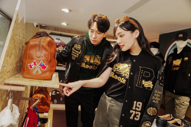 模特兒身穿Roots採用多個金色品牌徽章構成的限定款夾克，以黑色為主軸展現特殊性與別緻感，更是專為台灣消費者而設，全球獨家銷售。圖／Roots提供