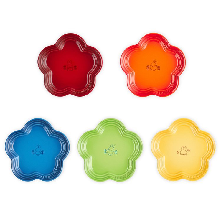 momo購物網「Le Creuset｜Miffy米飛兔」瓷器花型淺盤，推出紅、橘、藍、綠、黃共5款鮮豔色彩，每款換購點數1點＋換購價499元。圖／momo購物網提供