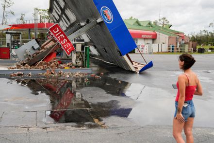 颶風伊達利亞（Idalia）30日登陸美國佛州，一座加油站被強風吹倒。分析師估計，這個颶風因為路徑偏離大多數煉油廠，且直撲人口稠密區，可能反倒會壓低汽油價格。圖／路透