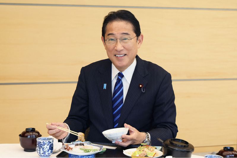 日本首相岸田文雄8月30日在首相官邸與數名內閣大臣共進午餐，每日新聞稱岸田當天午餐吃的生魚片都是在福島縣外海所捕獲，且是在核汙水排放入海後的8月29日運抵。法新社
