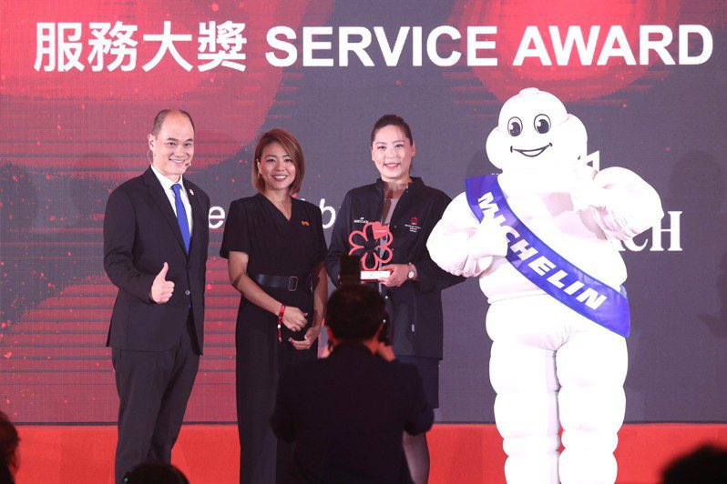 「2023米其林服務大獎」由台灣帝亞吉歐行銷總監張光慈（左二），頒發給來自新科三星餐廳「態芮」的何嘉菱（右二）。記者吳致碩／攝影。