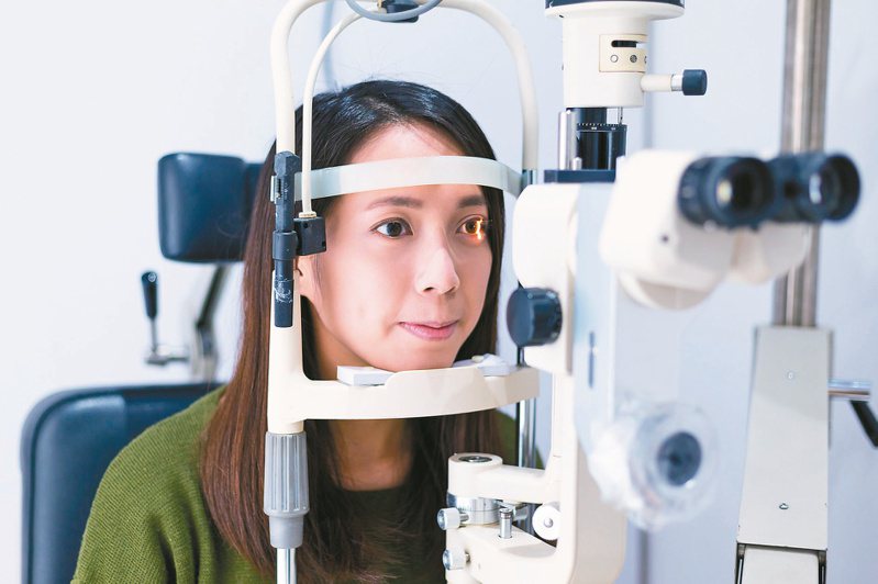 甲狀腺眼疾常見症狀，包括眼周軟組織紅腫、結膜紅腫、眼瞼攣縮、限制性眼肌病變造成複視、視力下降、明顯凸眼等。圖／123RF