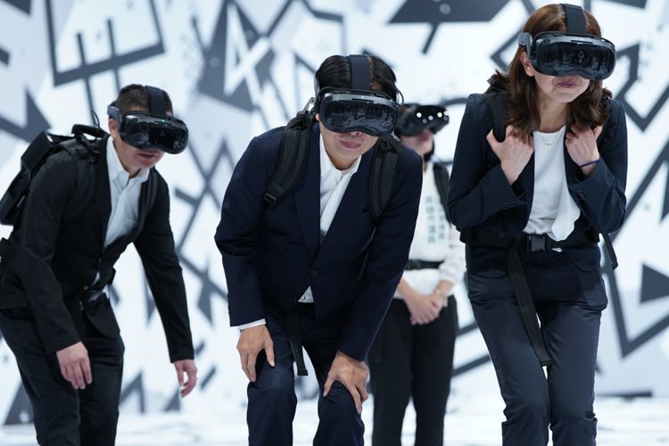 高雄市長陳其邁體驗永恆聖母院穿越時空沈浸式VR之旅。圖／HTC VIVE Arts提供