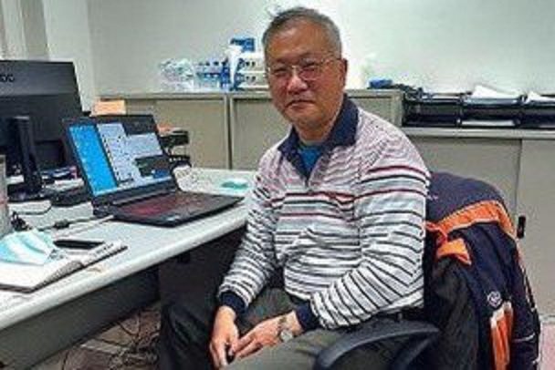56歲的吳明晃靠著職訓升級語言技能，順利找軟體工程師一職。 圖／勞發署桃竹苗分署...