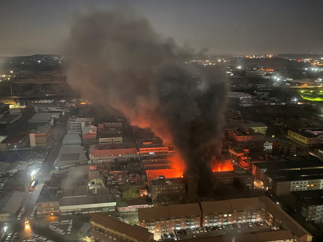 南非約翰尼斯堡一棟高樓層建築物於8月31日凌晨發生大火，目前已知造成至少74人死...