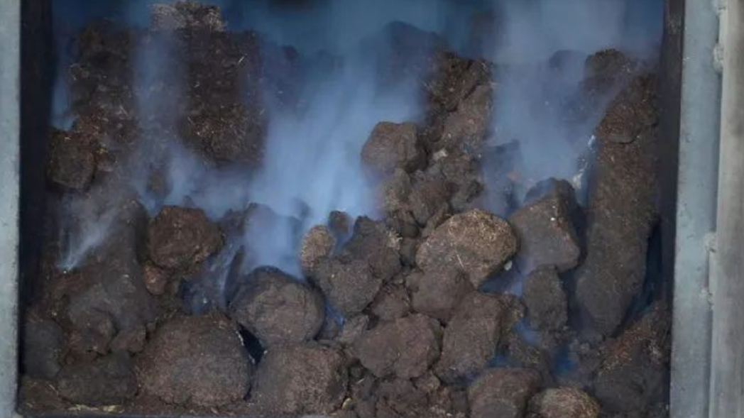 燃燒泥煤的濃煙，用來烘乾大麥會賦予讓人印象深刻的風味。 圖／藏酒論壇提供