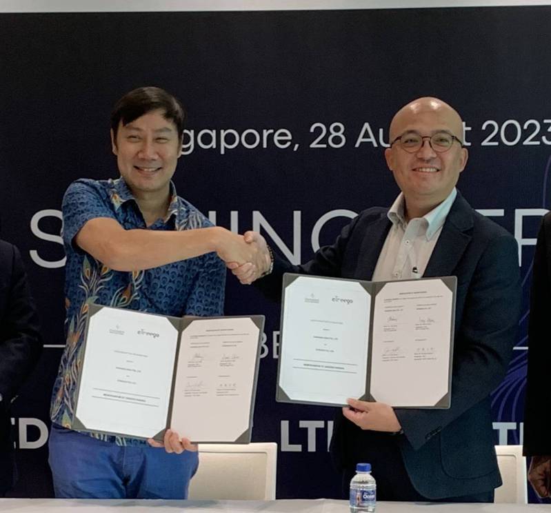 Charged Asia創辦人Joel Chang與起而行綠能科技董事長簡金品日前於新加坡完成MOU簽訂。 圖／商研院提供