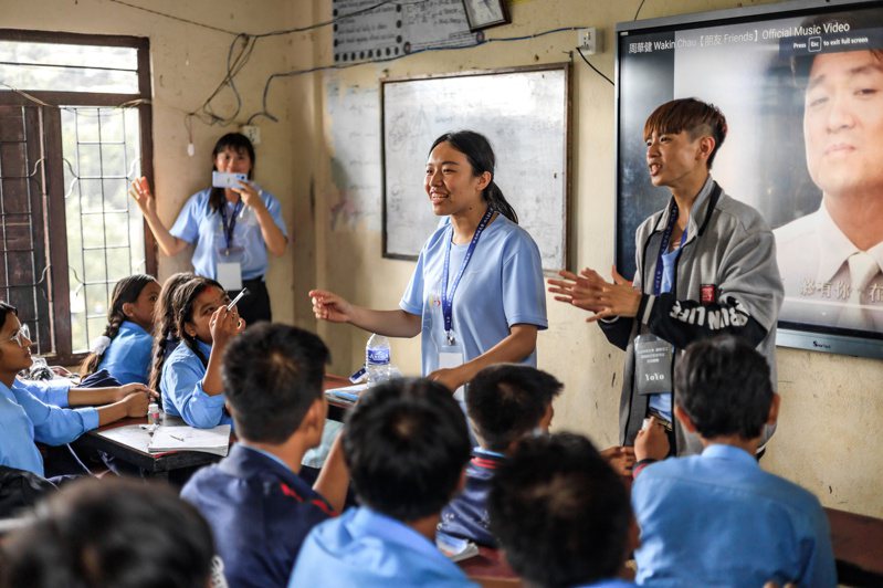 弘光科技大學6位經濟不利學生完成國際志工服務夢想，前往尼泊爾大丁省服務。圖／弘光科技大學提供