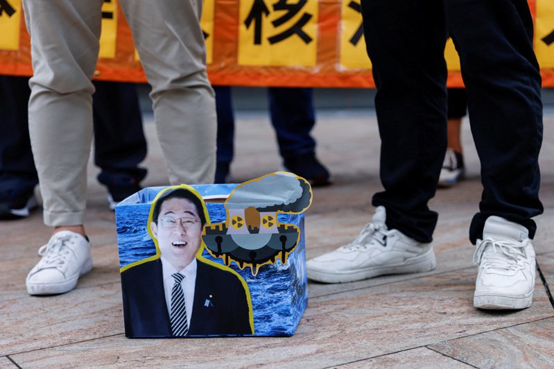 日本啟動核汙水排海計畫後，大陸駐日使館指控接到大量來自日本的騷擾電話，並透露一些人在電話中情緒激動，言語用詞極具攻擊性。圖為香港抗議日本排海計畫的活動。（路透）