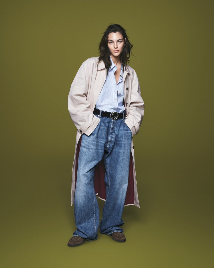 鬆垮的風衣長外套與1990年代風格的牛仔褲，讓模特兒展現出肢體、性別與自我認同的自由解放。圖／GUCCI提供