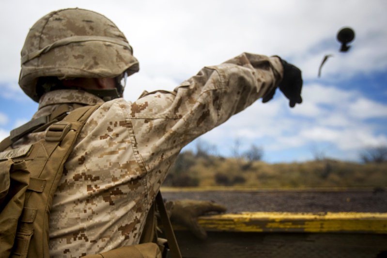 一名美國陸戰隊士兵拋擲M67手榴彈，可見到與彈體分離的壓板。圖/美國國防部檔案照