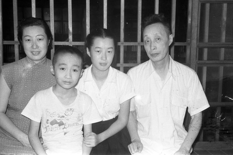 1956年9月2日，大專聯考女狀元易新鈺（右二）全家合影。圖／聯合報系資料照片