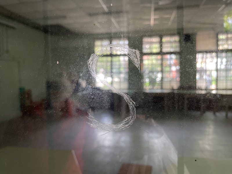 新竹國小百齡樓一樓處室玻璃還可見到多處玻璃表面刻有「S」字樣。記者張裕珍／攝影