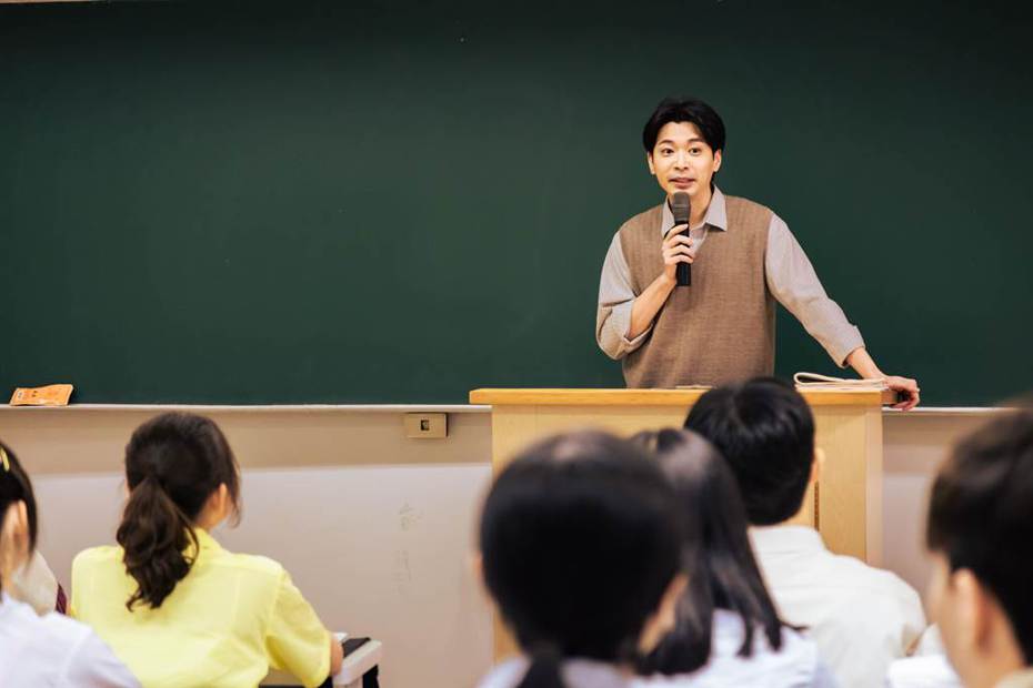 侯彥西新片演出時髦老師，課堂上教學生戴保險套。圖／華納兄弟提供