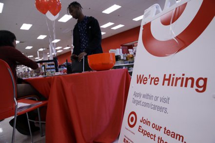 美國8月新增就業人口多於預期，但失業率意外提高。 美聯社