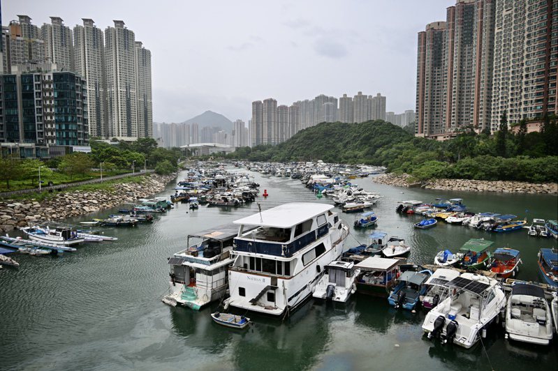 超強颱風「蘇拉」二日在廣東深圳一帶登陸或擦邊而過，圖為香港大量船隻這兩天提前停泊於將軍澳避風塘避風。（中新社）