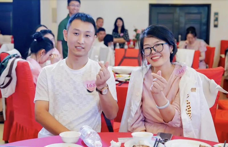 中國青年報的調查顯示，社交圈固定、不喜社交、不善表達是妨礙年輕人戀愛的三大原因。央視網