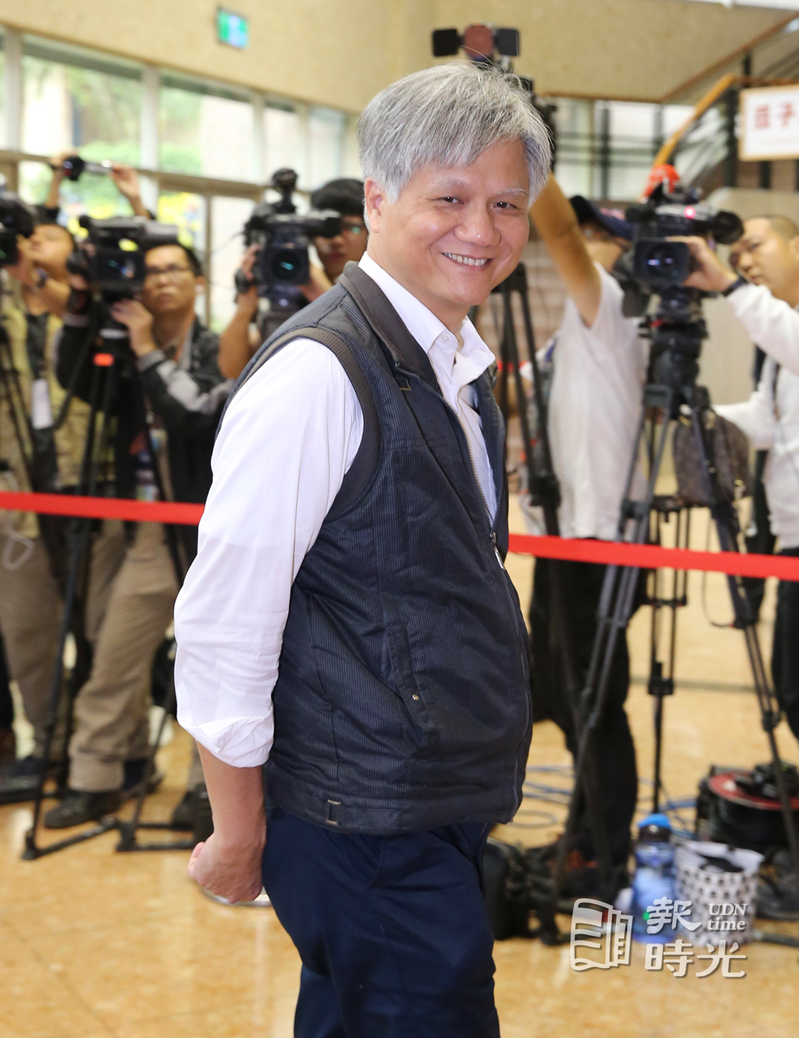 台北市長選舉辯論上午在公共電視舉行，台北市長候選人吳萼洋進入會場。圖／聯合報系資料照 (2018/11/10 許正宏攝影)