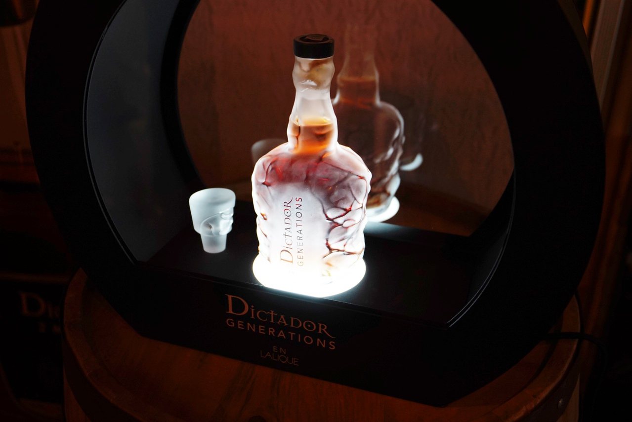  DICTADOR 獨裁者將釀造蘭姆酒視為藝術創作，其中包含與法國頂級水晶品牌 Lalique 共同合作的「萊儷水晶世代典藏版蘭姆酒」。嘉盛企業/提供