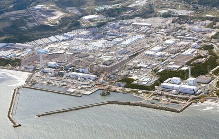 日本東京電力控股公司昨天表示，福島第一核電廠把核處理水排入海洋，在8月31日採集的海水樣本中檢測出10貝克的氚。（美聯社）