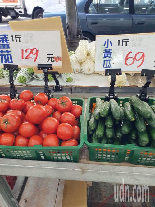 周末開市加上颱風預期心理，蔬菜量多價揚，交易熱絡，農業部釋出百噸蔬菜穩定菜價。記者彭宣雅／攝影