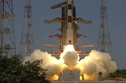 印度「太陽-L1號」2日自東南部哈里柯塔（Sriharikota）的太空中心升空，畫面來自印度太空研究組織（ISRO）的YouTube頻道。 美聯社