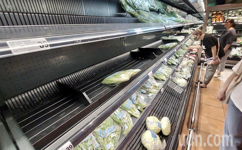 颱風接力來襲，影響部分蔬菜產量，大賣場生鮮超市部分菜色被搶購一空。許多民眾也感受到，很多青菜都變貴了。記者林俊良／攝影