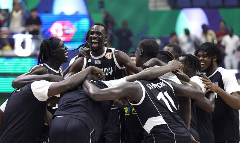 南蘇丹隊贏球後，球員在場中慶祝取得巴黎奧運門票。路透