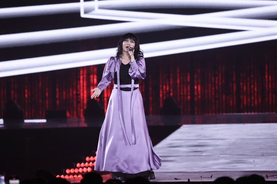 Faye詹雯婷一身紫色禮服唱進「第18屆KKBOX風雲榜」舞台。記者王聰賢／攝影