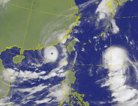災害防救辦公室報告指出，海葵颱風2日17時位於台北東南方約450公里海面，七級風半徑150公里，以時速16公里向西轉西北西行進，預估於臺東登陸。圖/取自中央氣象局網站