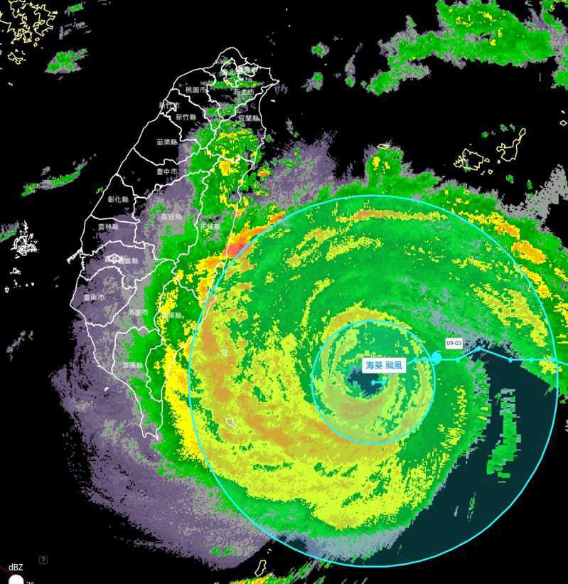 海葵颱風強度達到中颱中限，從雷達上來看環流十分扎實，颱風眼清晰可見，眼牆結構已成功建成。圖／取自「觀氣象看天氣」粉專