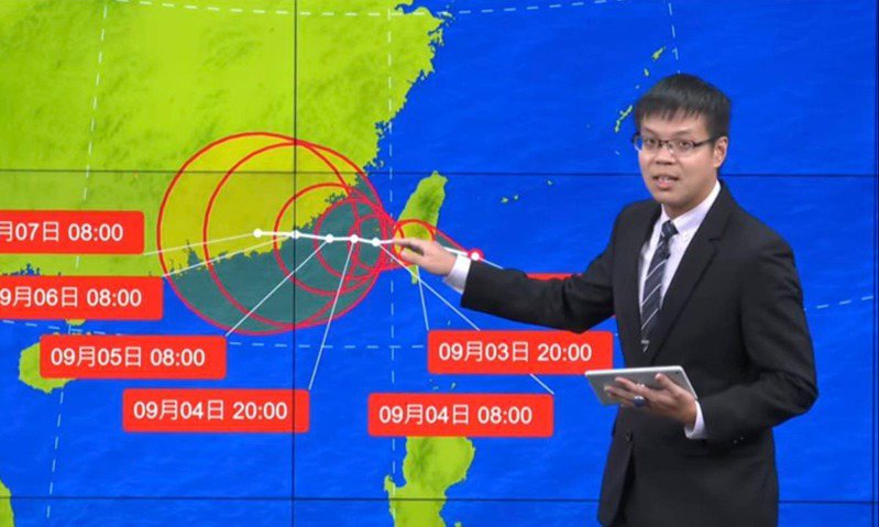 中央氣象局預報員劉宇其說，海葵颱風明天通過台灣進入台灣海峽，速度有放慢的情形，預計明天至周二、周三上半天，颱風還是在台灣海峽附近，持續為台灣帶來陣風和豪雨情形。圖／取自中央氣象局直播