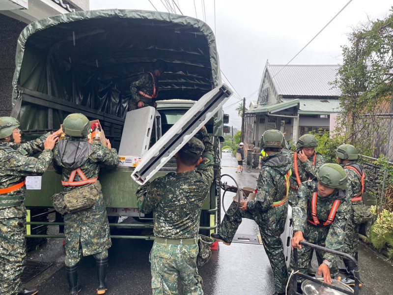 因應颱風來襲，國軍進駐台東山區，協助居民撤離及相關災害應變。圖／台東縣府提供