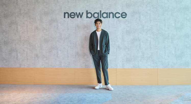 陳柏霖站台New Balance「NB GREY形象總店」開幕周年活動，一身 MET24 「TAILORED LINE」成套灰色西裝及550鞋款。圖／New Balance提供