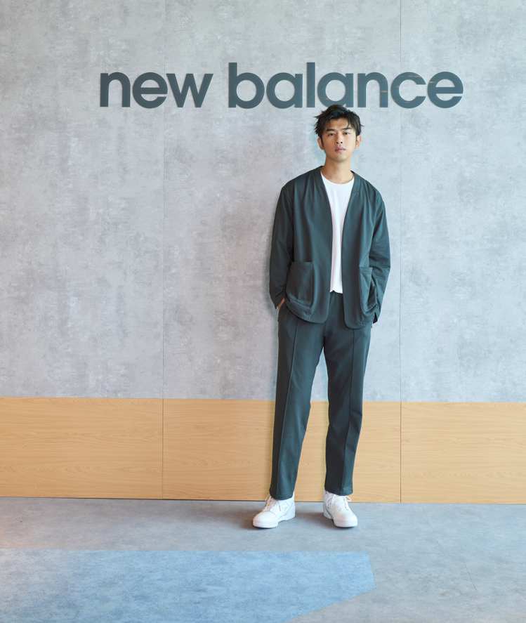 陳柏霖站台New Balance「NB GREY形象總店」開幕周年活動，一身 MET24 「TAILORED LINE」成套灰色西裝及550鞋款。圖／New Balance提供
