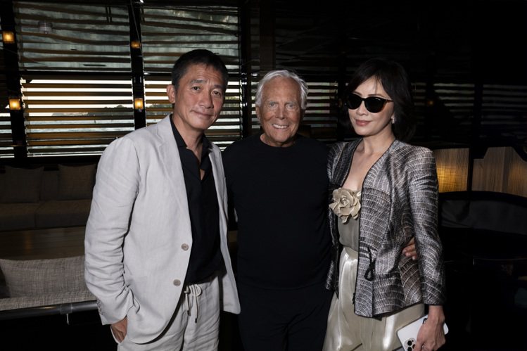 梁朝偉（左）與劉嘉玲（右）皆身穿GIORGIO ARMANI套裝，出席品牌私人酒會，並與Giorgio Armani先生合影。圖／GIORGIO ARMANI提供