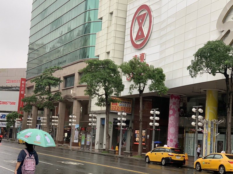 高雄SOGO百貨是唯一放颱風假的百貨公司，隔壁的新光三越百貨則是正常開門營業。記者吳慧芬／攝影