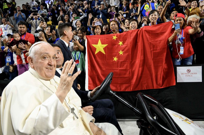 梵蒂岡三日公布教宗方濟各向信徒揮手致意照片，背景可見幾名女子拿著大陸國旗。（歐新社）