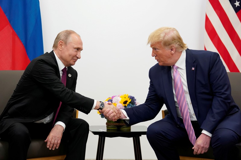 俄國總統普亭（左）與時任美國總統川普（右）2019年在大阪G20峰會場邊會面。路透