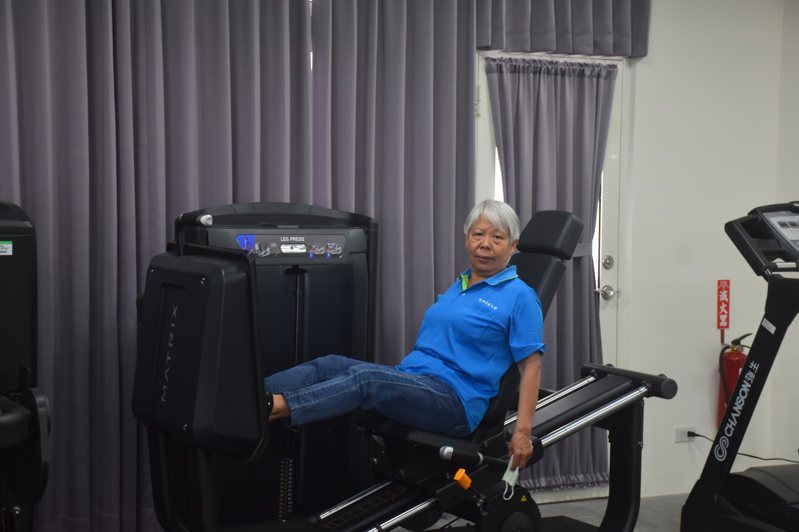 72歲劉阿嬤非常高興住家附近有銀髮健身俱樂部，想要每天都來運動。 圖／記者王思慧...