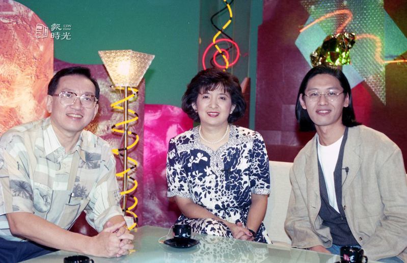 衛視中文台節目「有話趙說」開錄，參加座談的年輕藝人剛澤斌(右)受訪。圖／聯合報系資料照(1993/09/12 黃國有攝影)