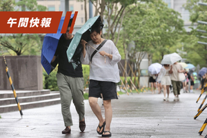 海葵颱風掠台，帶來暴風雨。氣象局今天表示，新颱風「鴛鴦」最快明天生成。圖／聯合報系資料照片