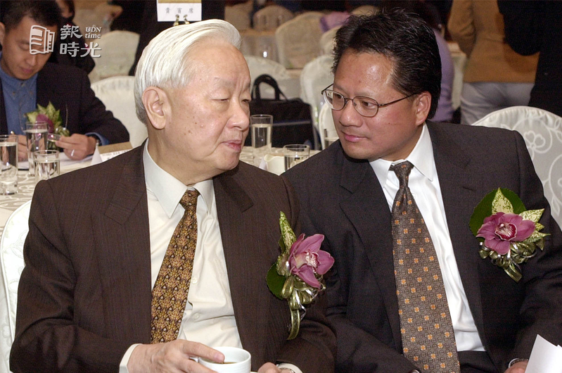 台積電董事長張忠謨(左)與NVIDIA執行長黃仁勳(右)昨天共同宣佈，在成功的策略合作下，締造了全球出貨超過二億顆繪圖處理器的新記錄。聯合報系資料照(2002/12/16 邱田山攝影）
