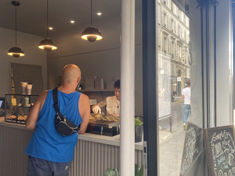 Simplify是法國第一間台灣車輪餅店，今年2月底巴黎分店Simplify Plus開幕，廣受好評，也接到不少合作邀約。負責人呂叔優表示，開店動機是想讓法國人更全面了解台灣的飲食文化。中央社記者攝