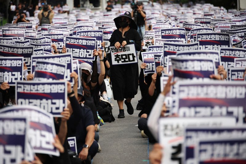 南韓許多教師今天參與示威集會，要求自身權利獲得更好保障，同時抗議所謂「恐龍家長」的騷擾，聲稱已有一些教師不堪其擾而選擇結束生命。路透社