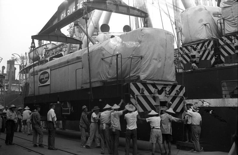 1966年9月5日，鐵路局向美國訂購的43輛柴電機車運抵基隆港，圖為大型起卸機具將柴電機車運載至陸地情形。圖／聯合報系資料照片